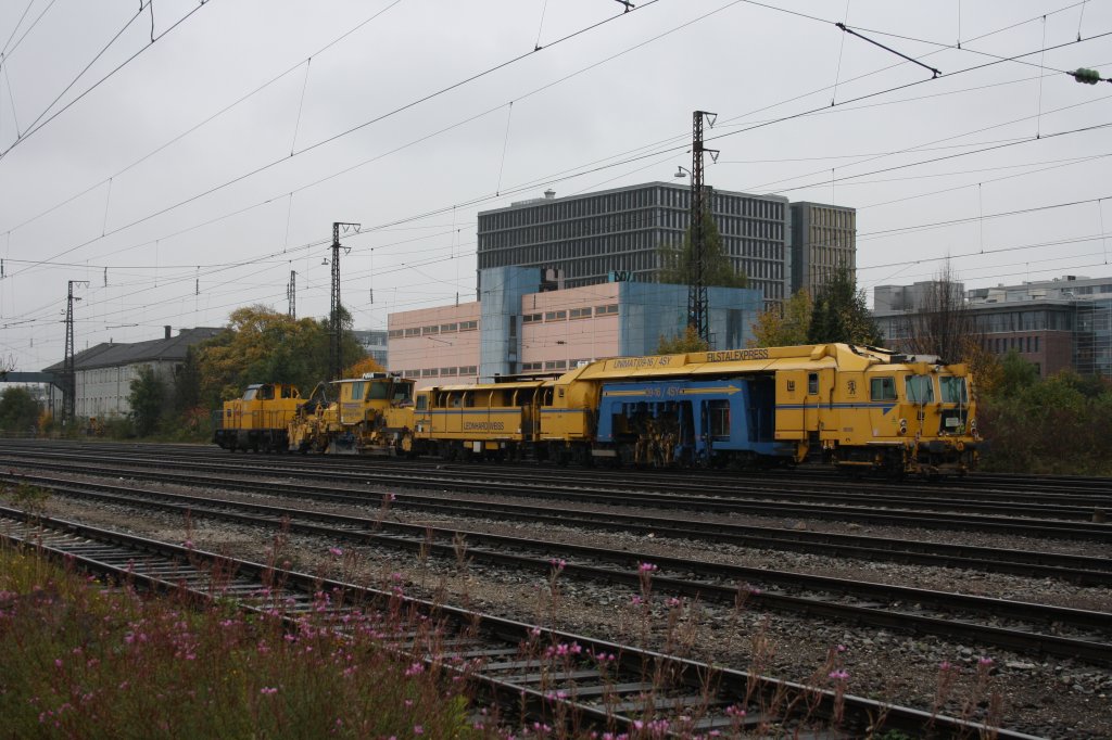 Einen Bauzug vom Unternehmen  Leonhard Wei�  erwischte ich am 16.10.10 in M�nchen - Laim Rbf. 