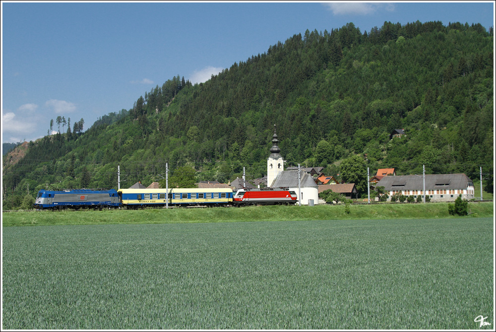 Einen besondere Messfahrt konnte heute Vormittag au der KRB beobachtet werden.1014 014 + Skoda CD 380 fahren mit SPROB 97704 von St Veit nach Neumarkt.Weil die 1014 003 streikte, kam es zu dieser interessanten Zusammenstellung. 
St Stefan 31.5.2011
