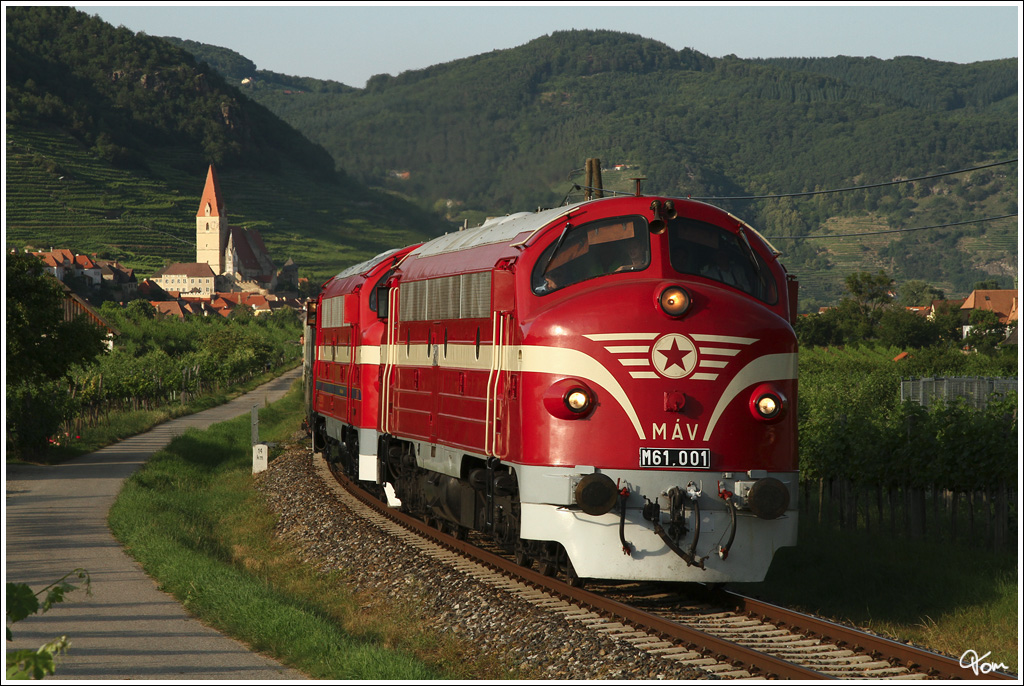 Einen besonderen Gast gab es bei der heurigen Sonnwendfeier in der Wachau.
Die beiden MAV NOHABs M61 001 & 2761017 zogen einen Nostalgiesonderzug von Budapest nach Spitz a.d. Donau, hier als R17144 in Joching. 
23.6.2012