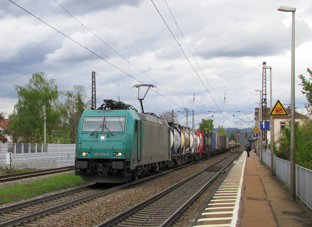 Einen besonderen Gru geht an den Tf dieses Gzs zurck! Vielen Dank fr diesen Gru! Er hatte jedenfalls einen Gz am Haken, welchen er mit der 185 576-6 zog. Denzlingen den 21.04.2012