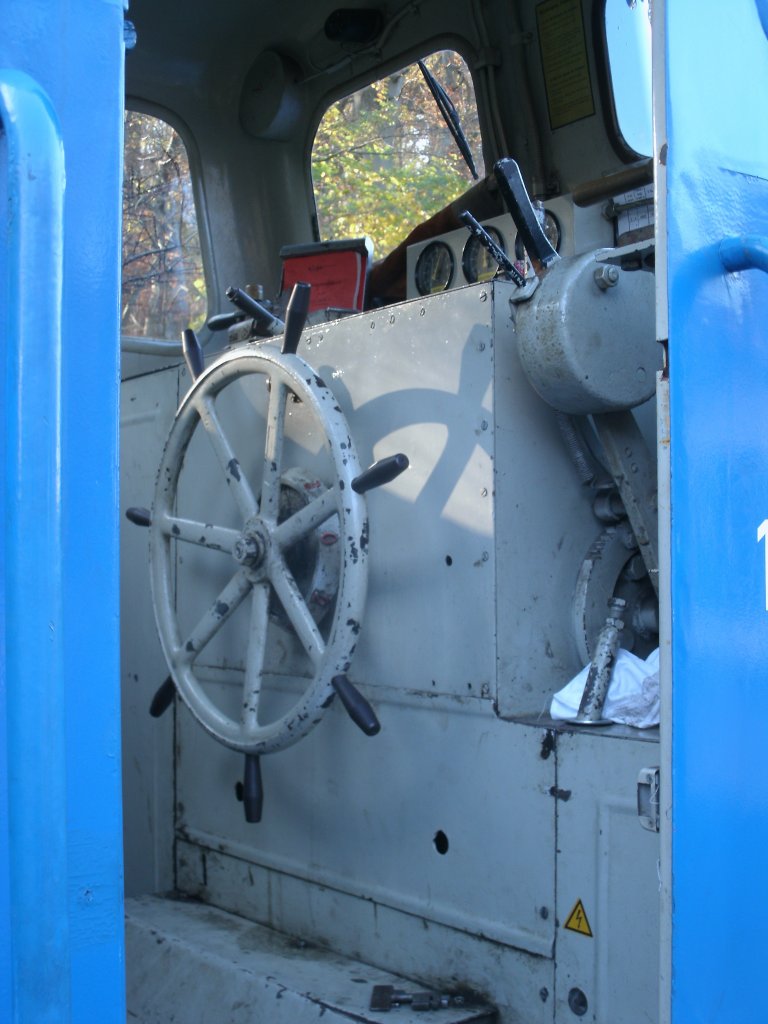 Einen Blick konnte man,am 12.November 2011,in den Fhrerstand von 199 008 werfen,ohne den Fhrerstand zubetreten,als die Lok auf dem Ladegleis in Ghren stand. 