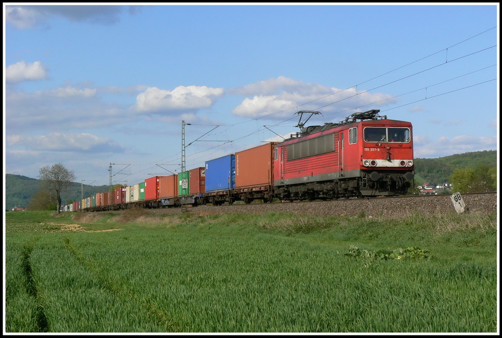Einen bunt gemischten Containerzug hatte 155 257 als Haken, am sie mir am 29.04.2008 bei Ltzelsachsen vor die Linse fuhr.