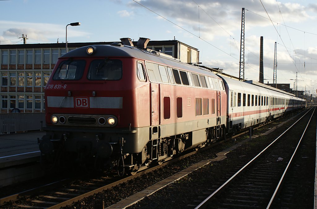 Einen Ersatzzug aus Norddeich Mole brachte am 26.11.2009 die 218 831-6 nach Magdeburg Hauptbahnhof.Am Ende des Zuges war,mir leider unbekannte 101.Sie zog den IC,nachdem die 218 abgeh�ngt war wieder aus dem Bahnhof.