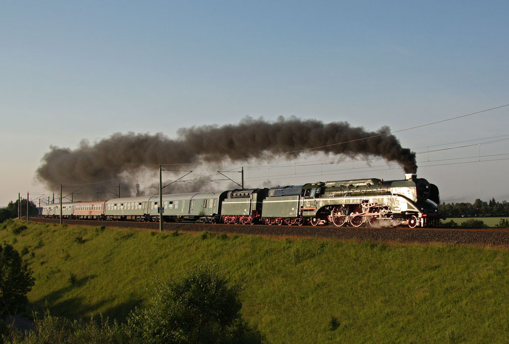 Einen glnzenden Auftritt legte 18 201 am Morgen des 4.Juni 2011 hin, als sie mit ihrem Sonderzug Leipzig in Richtung Westen verlies. Tagesfahrtziel war an diesem Tag das Eisenbahnmuseum in Darmstadt-Kranichstein.
