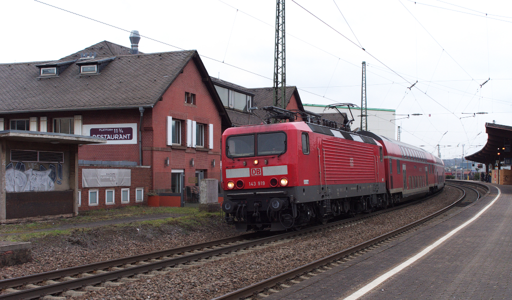 Einen Hauch von Ostalgie kann ich....

im Saarland verspren wenn die E-Loks der Baureihe 143 an mir vorberziehen.

143 919 hat nach kurzem Halt Ausfahrt aus dem Bahnhof Vlklingen mit dem Ziel Koblenz.
Im Hintergrund der alte Bahnhof von Vlklingen.
Seit 1998 ist ein Theater- und Kinosaal, die Tourist-Information der Stadt Vlklingen und ein Restaurant eingerichtet, seit 2002 zustzlich ein EDV-Bildungszentrum der Volkshochschule Vlklingen.

Das neue Bahnhofsgebude wird vom Zug verdeckt.

28.02.2013 KBS 685