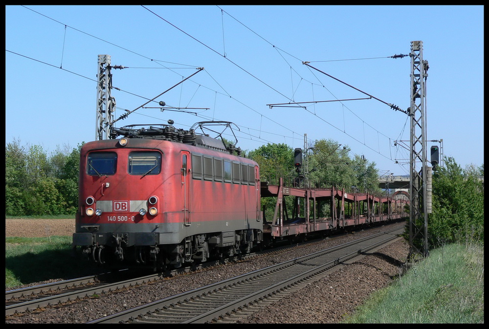 Einen kompletten Zug leerer Autotransportwagen befrderte die 140 500 am 15.4.2007 und konnte zwischen Grosachsen-Heddesheim und Ladenburg verewigt werden.