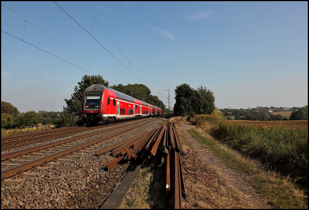 Einen der letzten heien Tage in NRW drfte der 27.09.2009 gewesen sein: Steuerwagen vorraus ist RE1 (RE 10122)  NRW-Express  zwischen Bochum und Essen unterwges.