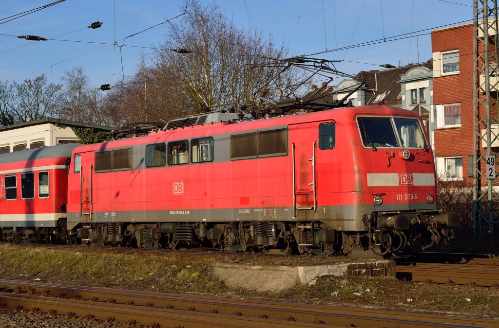 Einen Nachschu machte ich auf die 111 038-6, als sie mit einer RE8 nach Kaldenkirchen am Dienstagnachmittag den 26.3.2013 in Rheydt Hbf auf Gleis 2 einfuhr.