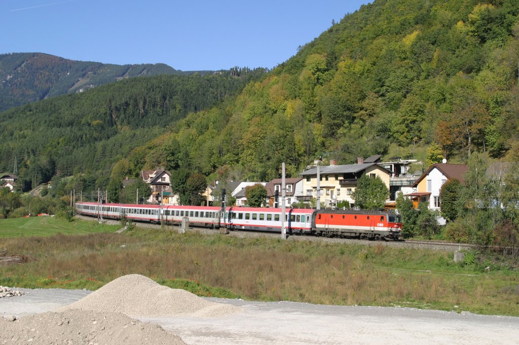 Einen neuen Fotostandpunkt bietet momentan die Baustelle des Basistunnel in Gloggnitz. EC-158 mit 1144.256 am 6.10.12