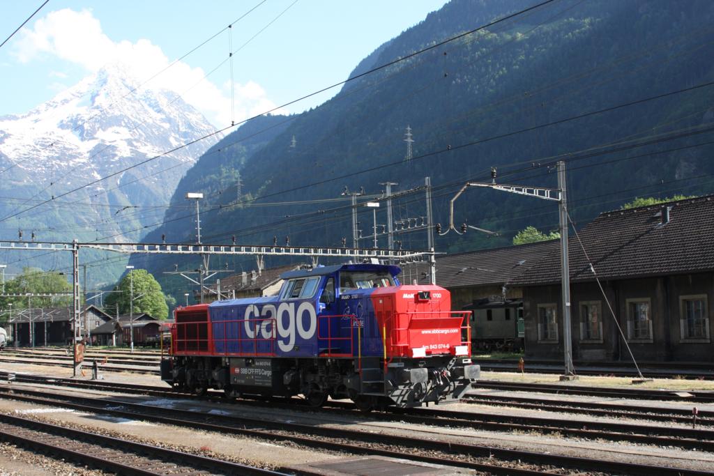 Einen niegel nagel neuen Eindruck machte die am 19.5.2009 im Bahnhof 
Erstfeld rangierende MAK Lok von SBB Cargo, Am 843074,  auf mich.
