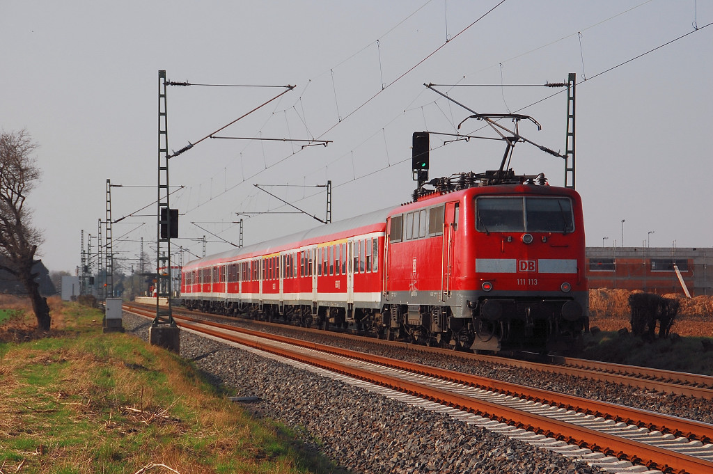 Einen RE 7 Verst�rker nach Krefeld schiebt die 111 113 am Freitagnachmittag bei Allerheiligen am Blocksignal vorbei. 23.7.2012
