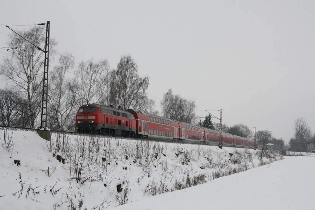 Einen RE nach Mhldorf in Sandwich-Traktion hatte am 04.12.10 die 218 401-8 am Haken. Als Schublok untersttzte sie 218 418-2 auf dem Weg nach Mhldorf in Poing.