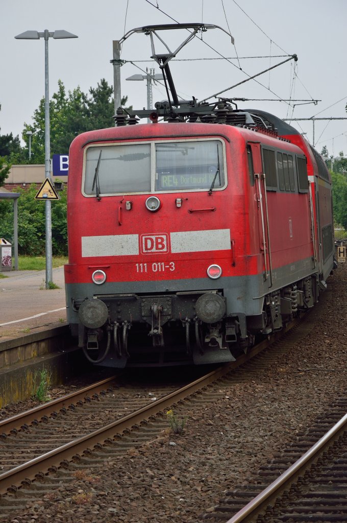 Einen RE4 schiebend ist die  111 011-3 in Rheydt an Gleis 2 stehend zu sehen. Sonntag 14.7.2013