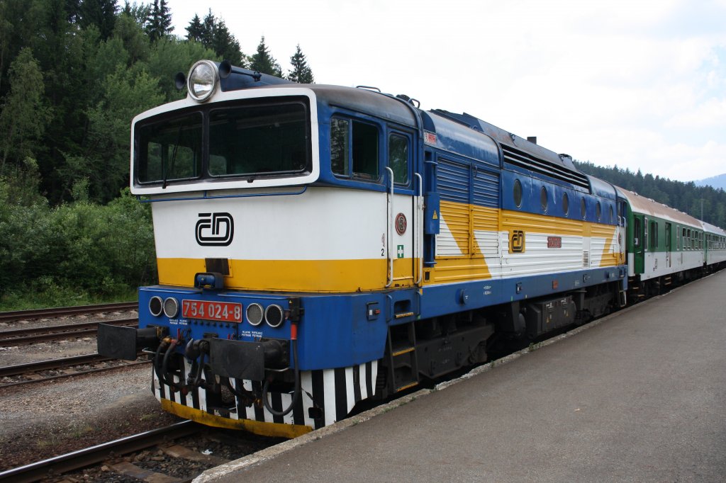 Einen Schnellzug Richtung Praha bepsannte am 02.07.10 die 754 024-8 ab Bayerisch Eisenstein. 
