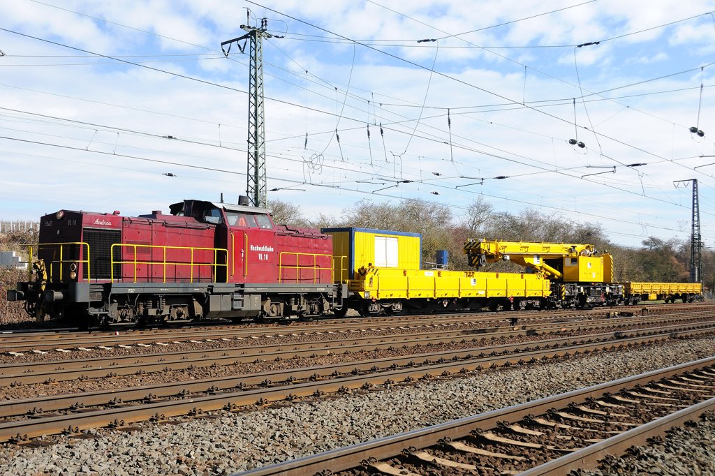 Einen schweren Bauzug mit einem aus Leipzig stammenden  KIROW -Kran (Weltmarktfhrer fr Eisenbahnkrane) hatte VL 10  Andrea  der damaligen Hochwaldbahn am Abzweig Mainz-Kostheim im Mrz 2009 am Haken.