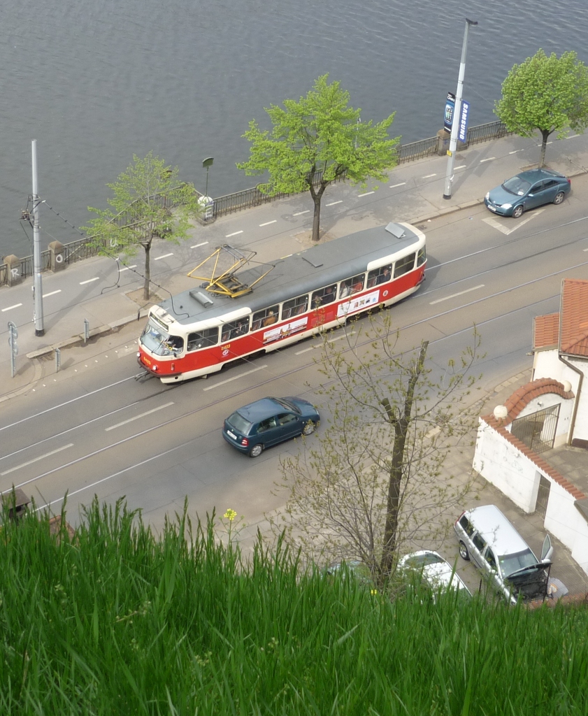 Einen sehr schnen berblick hat man von der Prager Hochburg, dem Vyehrad. Hier fhrt ein unbekannter T3 auf der Linie 17 Richtung 'Sdlitě Modřany' an der Moldau entlang und wird gleich den Vyehrad unterqueren. Prag, 2010-04-27.
