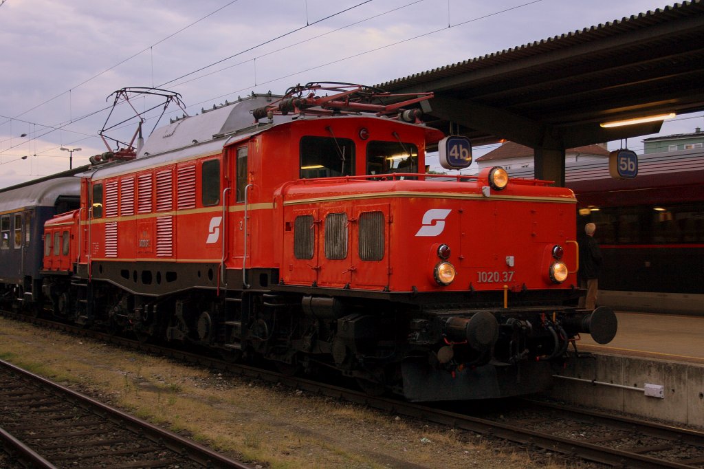Einen Sonderzug brachte am 14.05.2011 die 1020.37. nach Salzburg Hbf.
