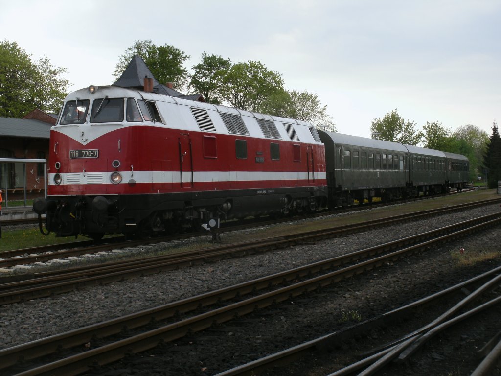 Einen Tag vor dem Bahnhofsfest konnte man die 118 770,nach ihrer Ankunft und nachdem umsetzen,in Putbus schon fotografieren.Aufgenommen am 10.Mai 2013.