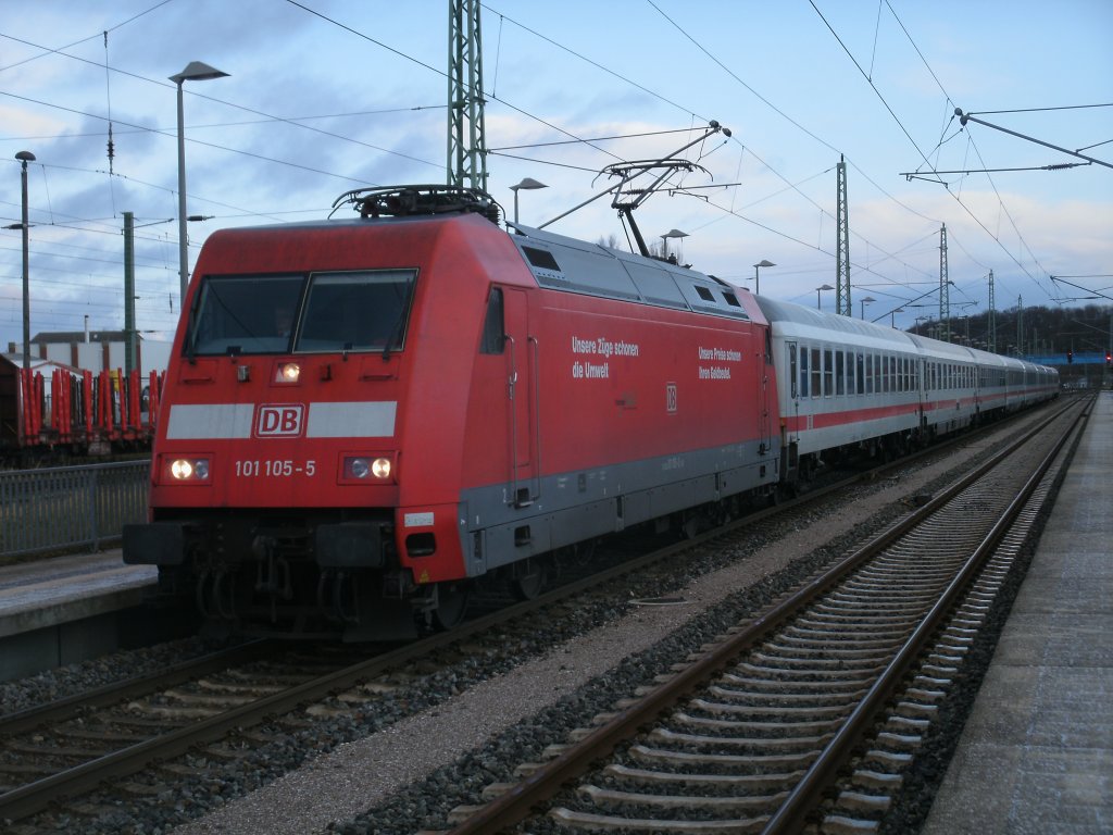 Einen Tag vor dem Fahrplanwechsel,am 10.Dezember 2011,bespannte 101 105 den IC Binz-Frankfurt/Main.Hier beim Zwischenhalt in Bergen/Rgen.Auch im neuen Fahrplan ist die Verbindung geblieben.