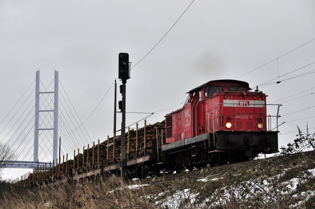 einen Teil eines Holzzuges zieht 346 852 aus dem Stralsunder Stadthafen zum Rgendammbahnhof Stralsund hoch, 12.01.2011