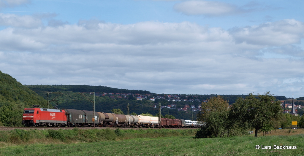 Einen der vielen gemischten G�terz�ge hatte 152 123-6 zu bef�rdern. Hier ist Sie mit einem Mischer am 6.09.12 bei Wernfeld Richtung W�rzburg unterwegs.