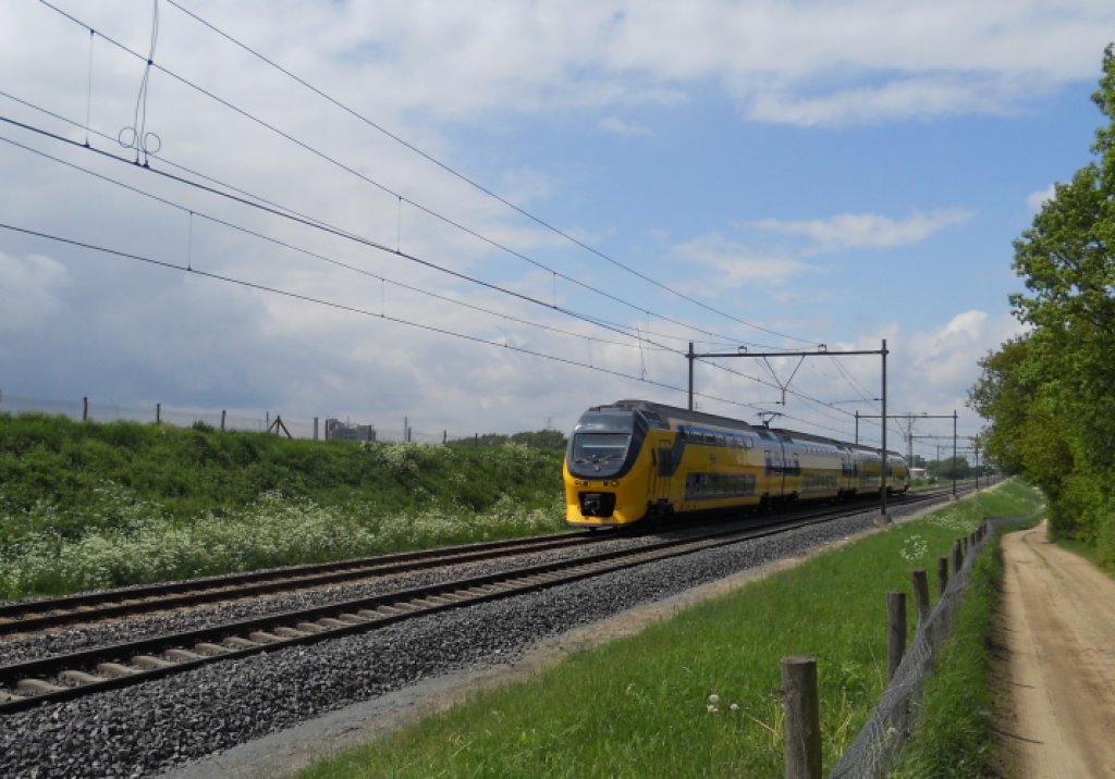 Einen VIRM Triebwagen kurz vor Leeuwen-Roermond am 12. Mai 2013
