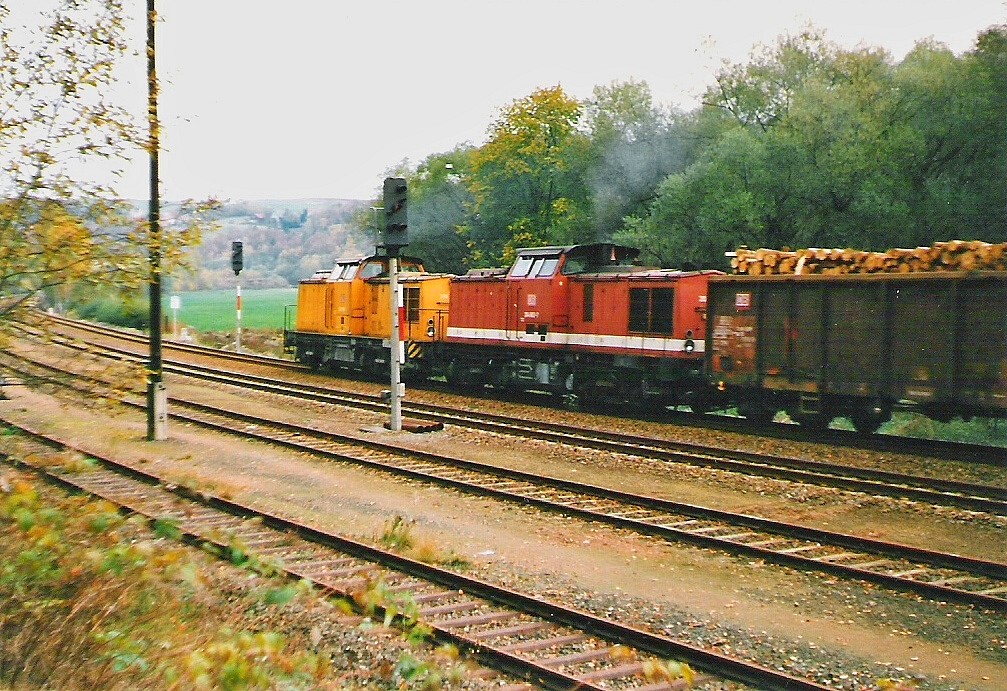 Einen vollen Zug mit beladenen EOS ziehen 298 088-6 und 204 862-7 im September 1998 aus dem Bhf.-Wiesenburg in Richtung Zwickau.