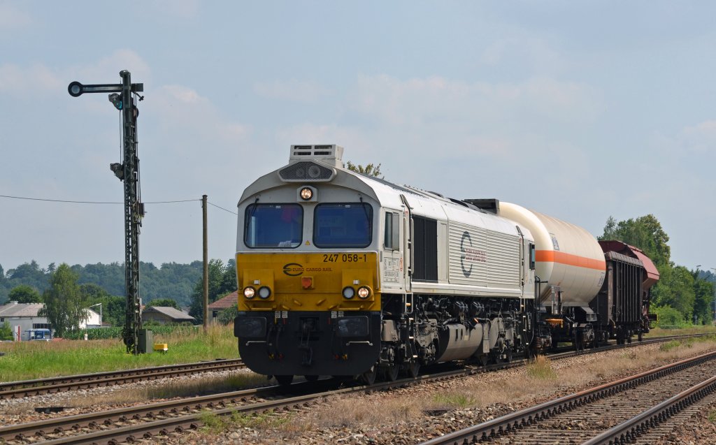 Einen weiteren, doch sehr modellbahngerechten Gterzug bespannte 247 058. Auch sie musste in Tssling auf die Weiterfahrt nach Mhldorf warten. Vermutlich sind das Schadwagen aus dem Wackerwerk.