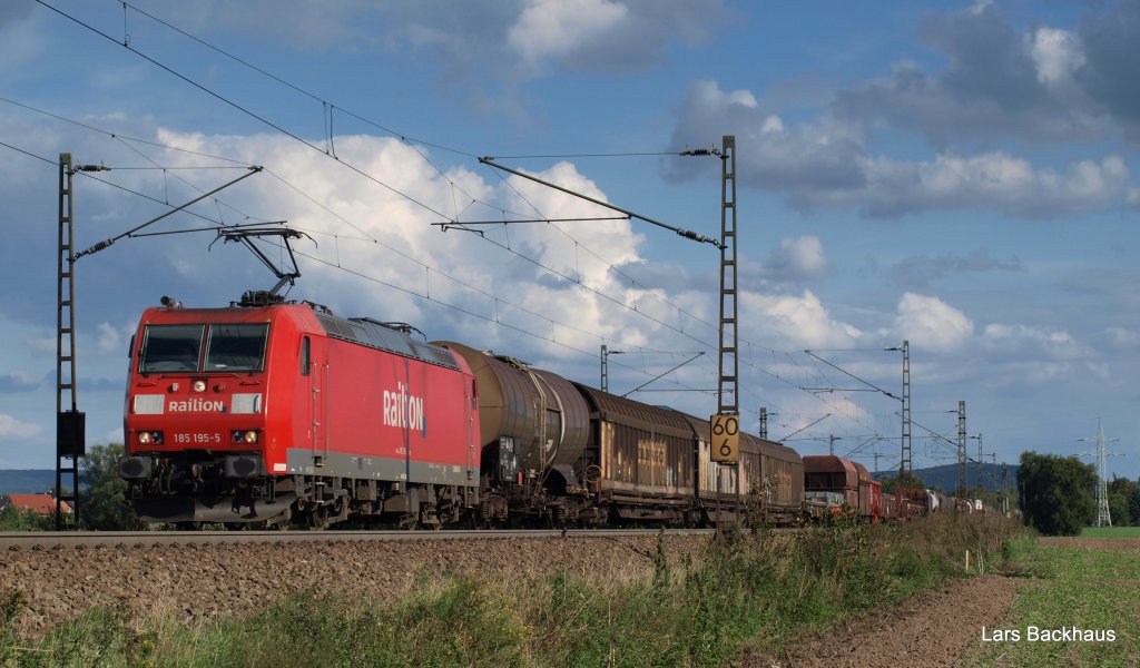 Einen weiteren langen Mischer zieht 185 195-5 am 4.09.10 bei Berenbusch Richtung Minden (Westf.).
