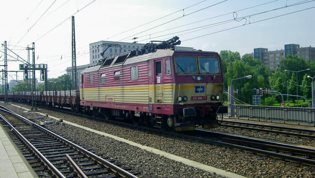einen der wenigen Gterzge, die durch die aktuelle Hochwassersituation im Elbtal verkehren, konnte ich am 08.06.13 bei der Durchfahrt durch Dresden-Hbf Richtung Dresden-Friedrichstadt ablichten. CD 372 006-7 mit einem Zug von Betonplatten.