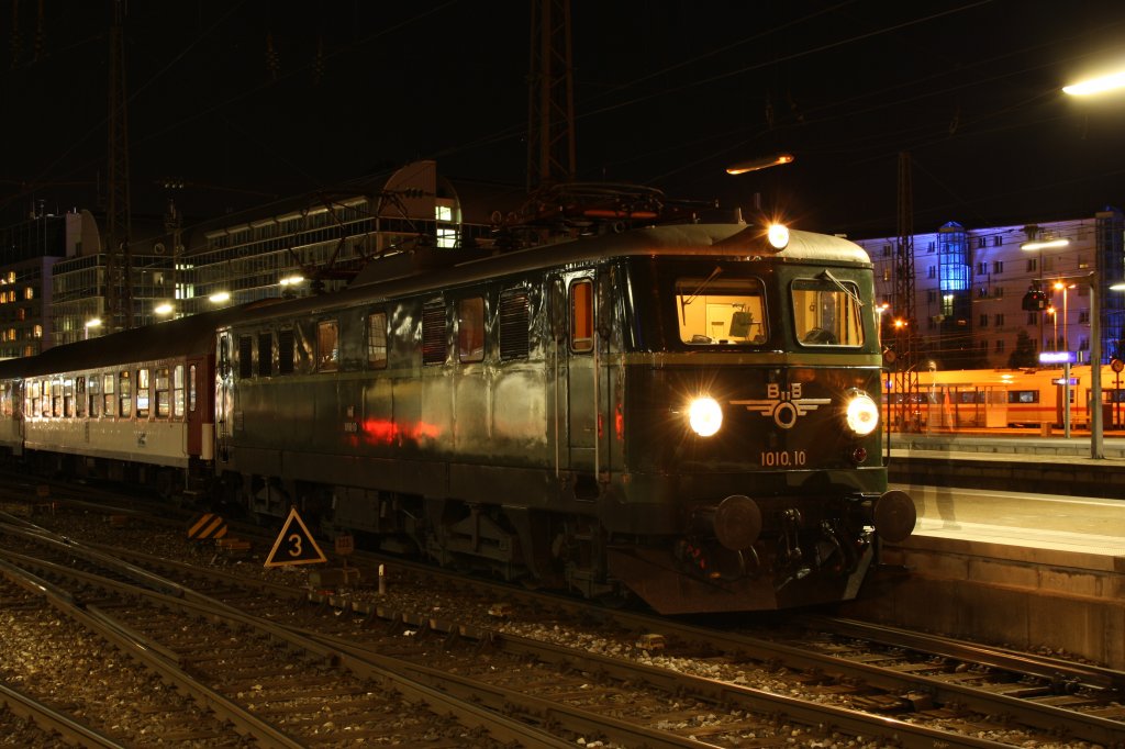 Einen Wiesn Sonderzug bespannte am Abend des 29.09.2011 die BB 1010.10. Aufnahme in Mnchen Hbf, fuhr dann Richtung Salzburg.