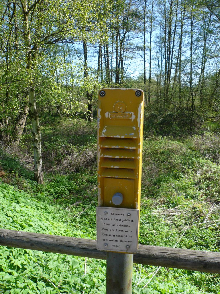 Einen der wohl letzten Bedarfsbahn�berg�nge Deutschlands findet man zwischen Oldenburg und Bad Zwischenahn. Das Bild stammt vom 18.4.2009, die Druckkn�pfe bestehen aber immer noch.