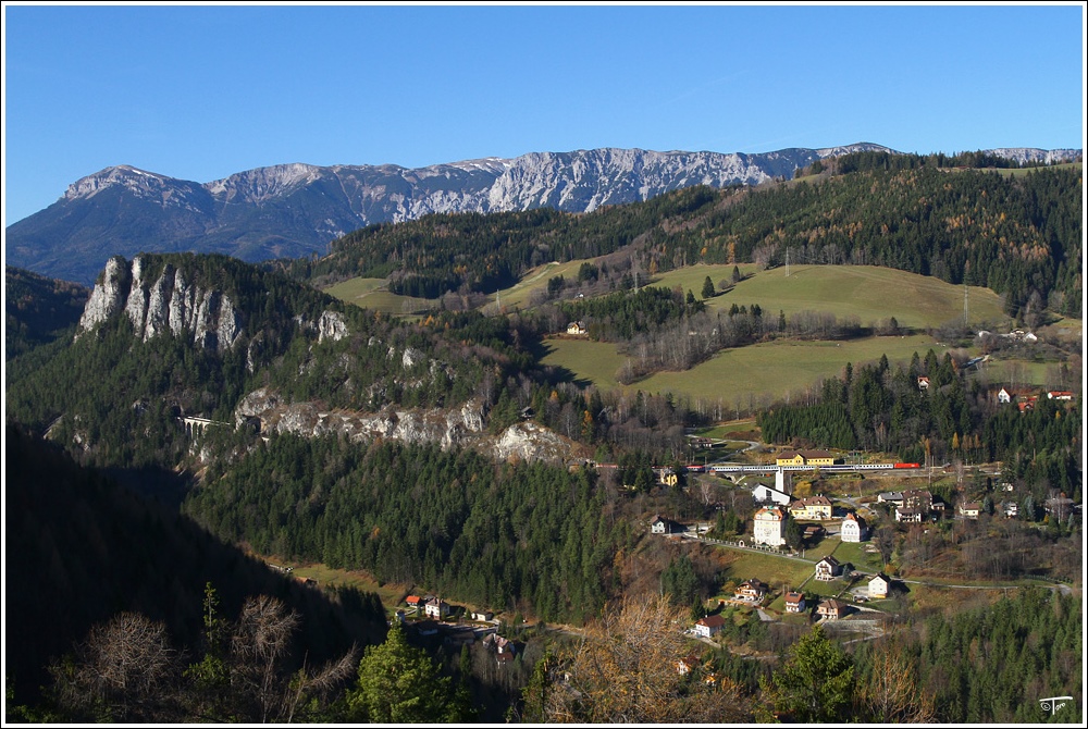Einen wunderschnen Ausblick auf die Semmeringbahn hat man vom Aussichtsturm Doppelreiter Warte nahe der Haltestelle Wolfsbergkogel. Hier fhrt gerade EC 102  Polonia  durch den Bahnhof Breitenstein. 
14.11.2010
