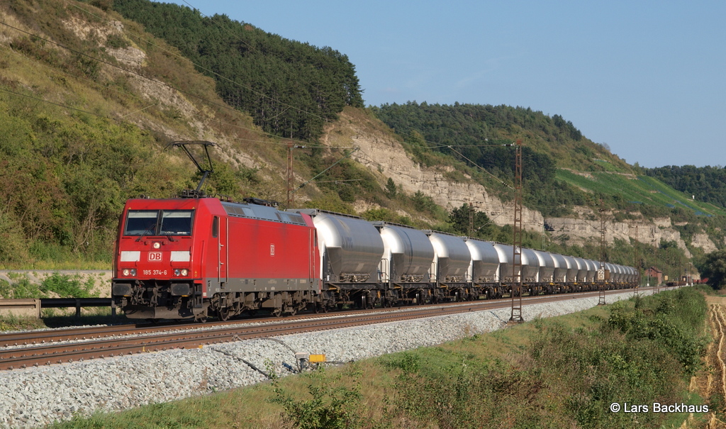 Einen Zementstaubzug bringt 185 374-6 am 4.09.12 durch Karlstadt Richtung Gemnden.


