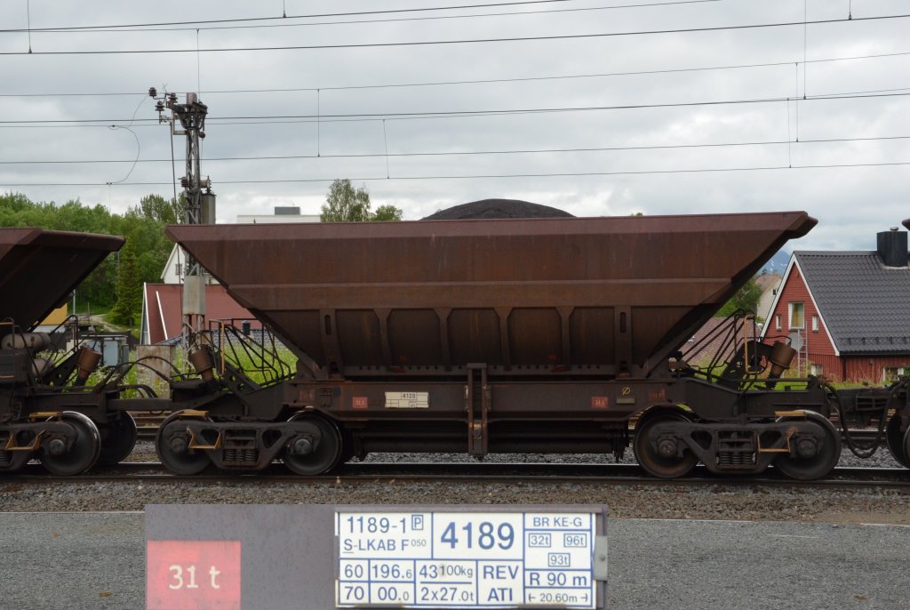 Einer der 68 Wagen mit je 100t Eisenerz beladen. Eine IORE-Doppellokomotive kann 6800t schwere Zge ziehen, die 6880t Eisenerz ber die teilweise steigungsreichen Strecken transportieren. 26.06.2012 