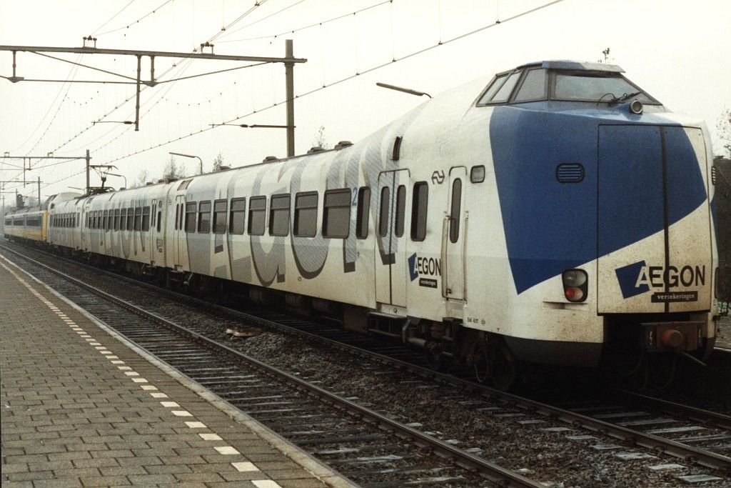 Einer der abweichende  Koplopers  4011 und der gelbe 4085 mit Intercity 738 Groningen-Hoofddorp auf Bahnhof Haren am 4-11-1993. Bild und scan: Date Jan de Vries.