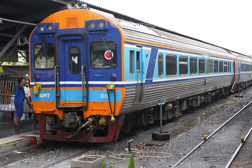Einer Aussenreinigung unterzogen, erstrahlt der APD.60 2542 im neuen Glanz. - Hua Lamphong Station am 24.Juli 2012.

