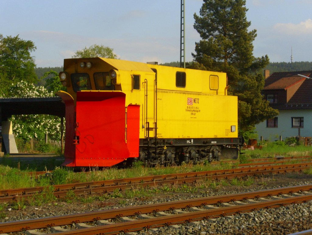 Einer der beiden Kronacher Schneepflge steht im August 2011 im sdlichen Abstellbereich von Kronach abgestellt.