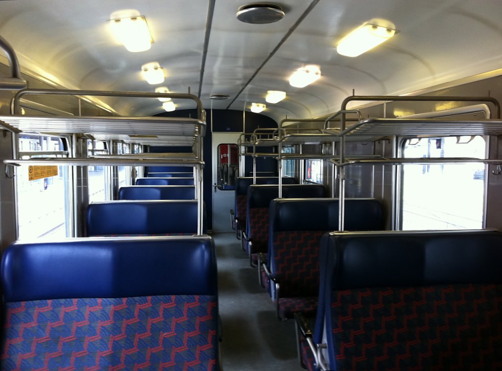 Einer der beiden letzten AB, welche noch die alten, fast historischen, Gepcktrger haben; NPZ AB EWII, 50 85 39-35 044-9, Baden, 26.07.2011. (Handyfoto)