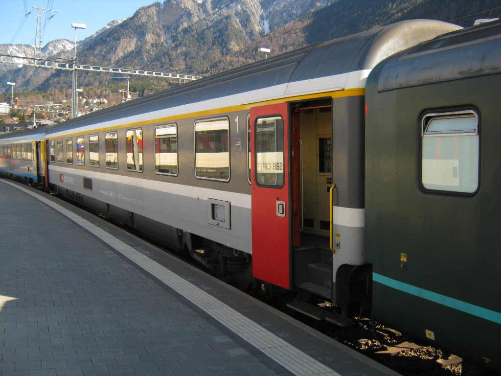 Einer der beiden letzten Am, 61 85 19-90 501, im Entlastungzug IC 10574 in Chur, 26.02.2011.