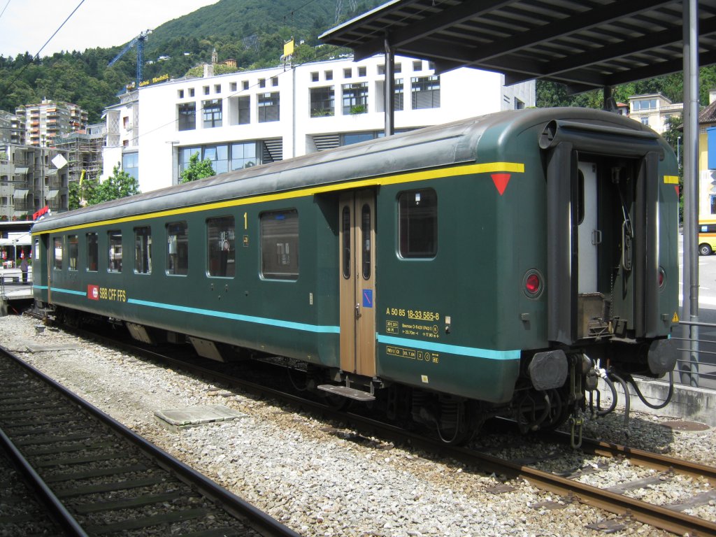 Einer der beiden letzten A(r) EWII, 50 85 18-33 585-8, abgestellt in Locarno, 02.06.2011. Mittlerweile ist dieser Wagen ausrangiert, somit gibt es nur noch den A 636-9 in Grn.