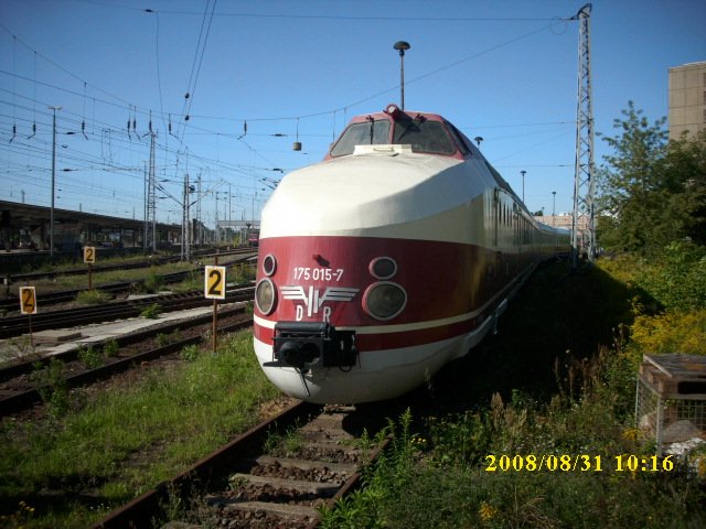Einer von drei erhalten gebliebenden SVT 175 ist der SVT 175 015/016 der in Berlin Lichtenberg steht.Am 31.August 2008 fotografierte ich den SVT dort.