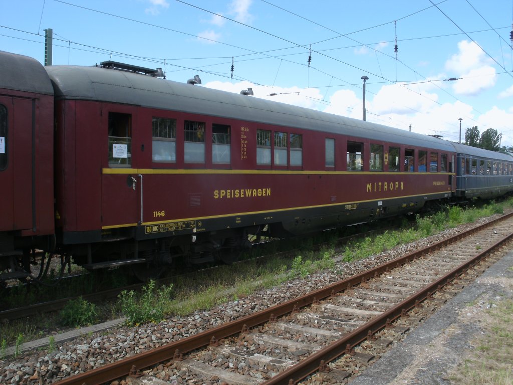 Einer von drei Speisewagen im Strtebekersonderzug war,am 25.Juni 2011,der WRz 51 80 88-81 900-9.Aufnahme in Bergen/Rgen.