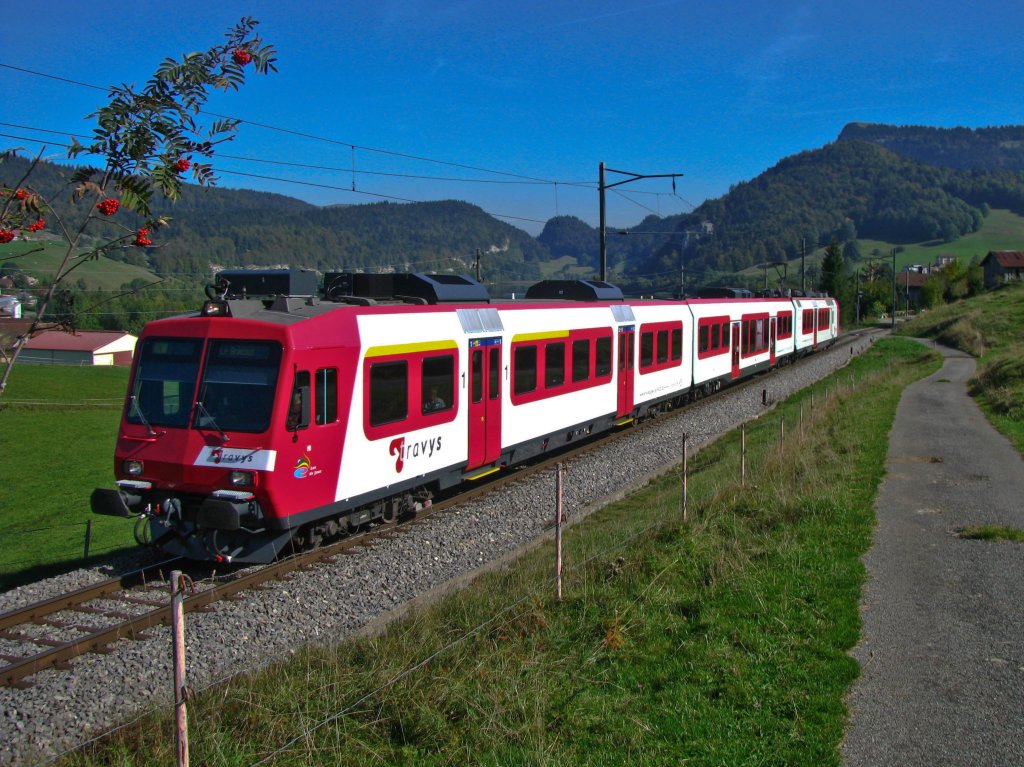 Einer der ersten umgebauten NPZ, jener mit RBDe 560 384, hier in seinen ersten Betriebstagen als R 4217 (Vallorbe-Le Brassus) nahe Charbonnires. Durch den Umbau haben die ehemaligen PBr NPZ ihre travys-Betriebsnummern verloren und sind nun als SBB-Fahrzeuge mit Sonderlackierung unterwegs. Im Hintergrund ist ganz knapp der Lac Brenet zu erkennen. (30.September 2009)