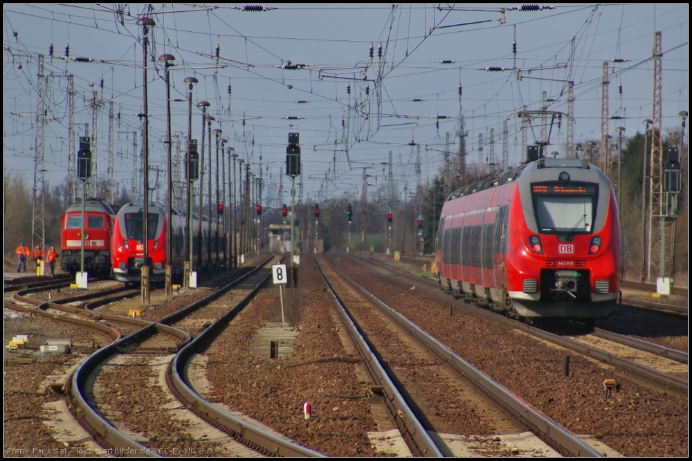 Einer  Hamsterbacke , wie die Zge der Baureihe 442 liebevoll genannt werden, hinterher geschaut: DB 442 315 fhrt an einem weiteren 442er, der auf Testfahrt ist und Loks in der Ruhepause am 15.04.2013 in Wustermark-Priort vorbei.
