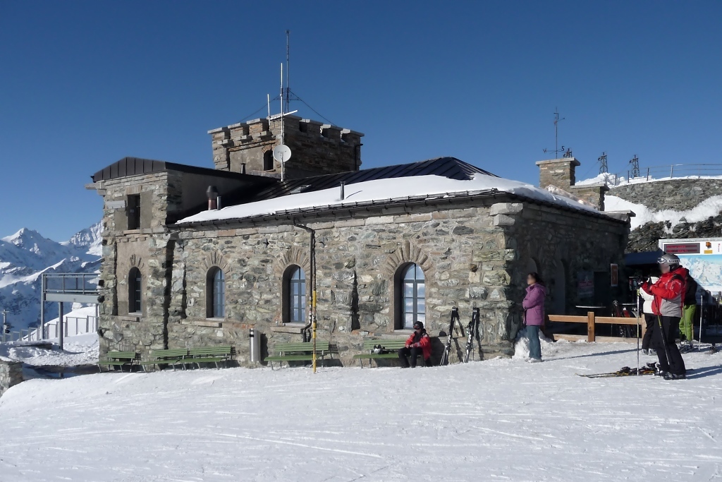Einer der hchsten Bahnhfe der Welt, die Bergstation Gornergrat, auf 3089 Meter Hhe (16.3.2010).