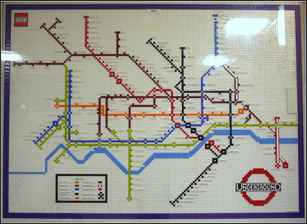 Einer von insgesamt fnf Netzplnen der Londoner U-Bahn, die aus Lego-Steinen hergestellt wurden und auf verschiedene Stationen verteilt sind. Dieser hier - Zustand 1933 - am  Picadilly-Circus . 15.7.2013