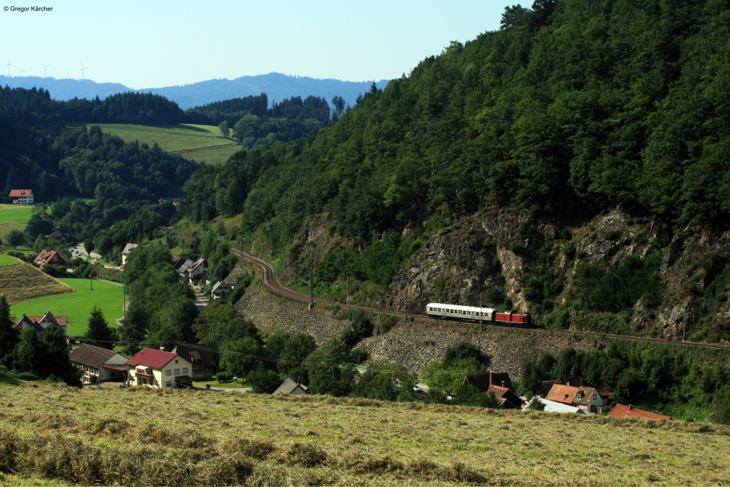 Einer der krzesten Sonderzge, den ich je gesehen habe. Eine V100 2335 zieht Ihren silbernen Bn durch das Hllental nach Hinterzarten hinauf. Aufgenommen am 11.08.2012 bei Falkensteig.