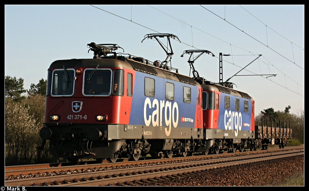 Einer der lngsten Gterzge die ich jemals gesehn hatte! Deshalb auch die beiden Zugloks der SBB die der Baureihe Re421 angehren. Aufgenommen am 06.04.10 bei Wiesental.