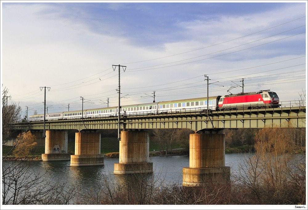 Einer der letzten 1014er-Umlufe auf der Nordbahn. 1014.003 mit dem EC 104 in Wien auf der Stadlauer Brcke, 29.11.2009.